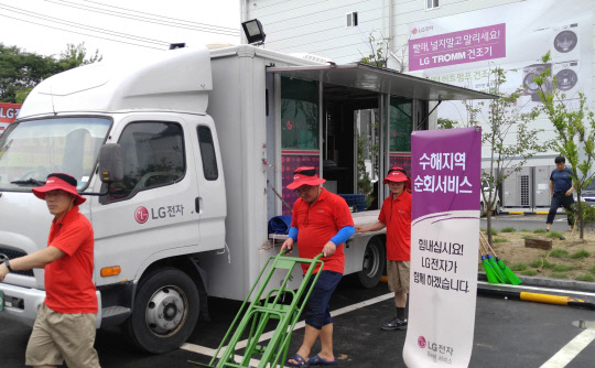 LG전자 서비스 엔지니어들이 수해로 큰 피해를 입은 충북 청주지역에서 침수 가전을 고쳐주는 서비스를 실시하고 있다. 특히 피해가 집중된 청주시 흥덕구와 청원구를 중심으로 수리 거점을 마련하고 수해 피해를 입은 가정을 직접 방문해 침수로 고장 난 가전제품을 수리해주고 있다.  LG전자 제공